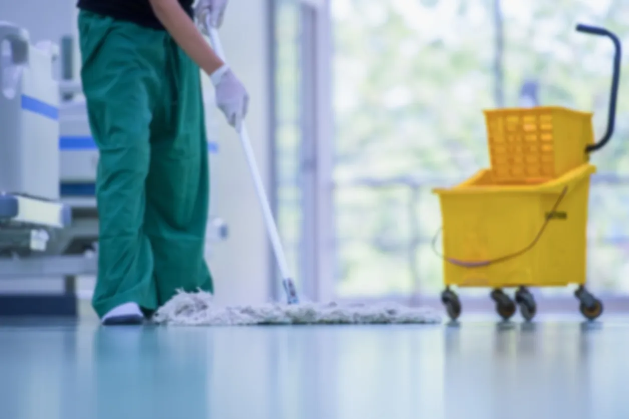Servicios de cuidado y limpieza de pisos con lavado de trapeador en fábrica estéril u hospital limpio.