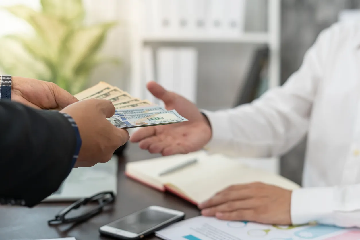 empleado recibiendo dinero como anticipo de nómina