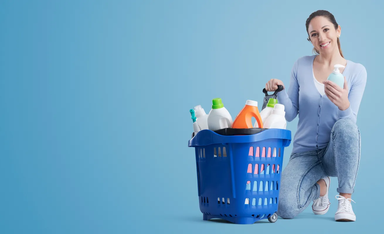 Mujer feliz comprando productos de limpieza