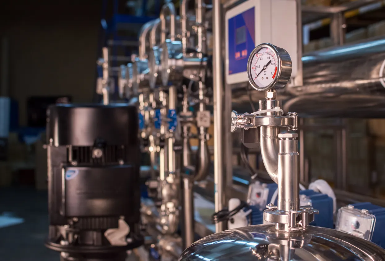 Calidad del agua con ósmosis inversa, tratamiento industrial, reducción de contaminantes y optimización del sistema RO.