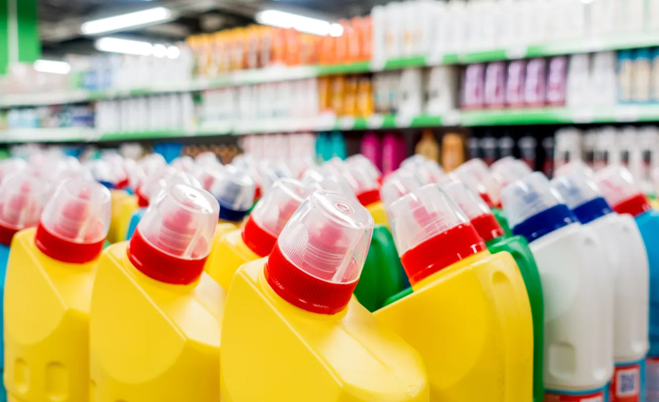 Tapa de botella de agua de plástico en el mercado.