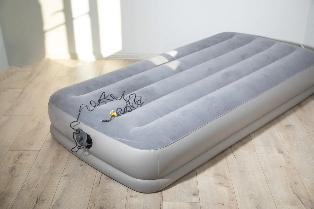 Cama hinchable en la habitación.