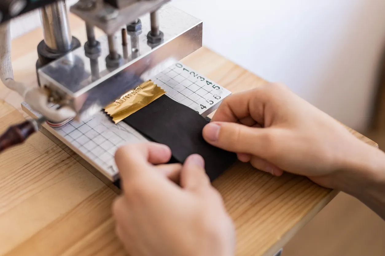 Las cosas masculinas del estampado del curtidor utilizan el dispositivo 