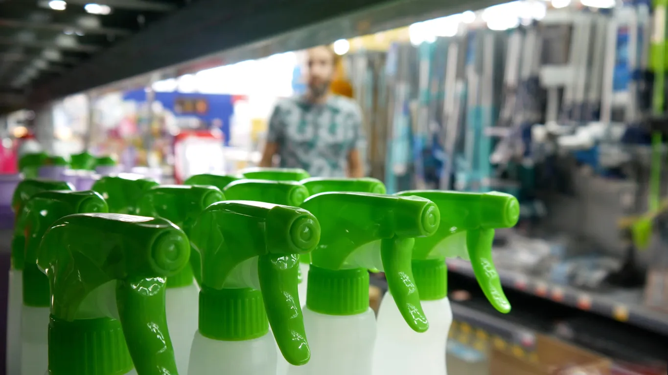 Primer plano de muchas botellas de spray de líquido para limpiar en un tienda de productos de limpieza