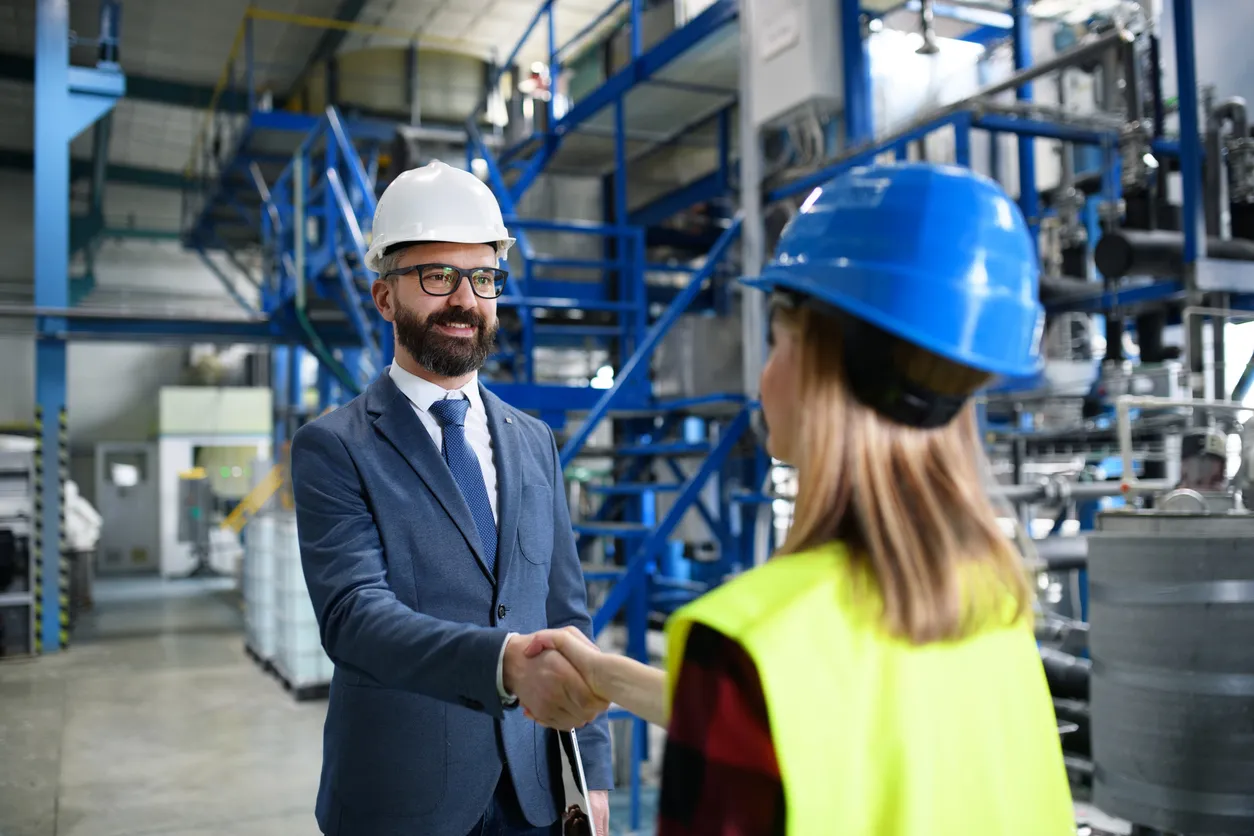 Ingeniera explicando los procesos que se realizan en su planta a un posible comprador