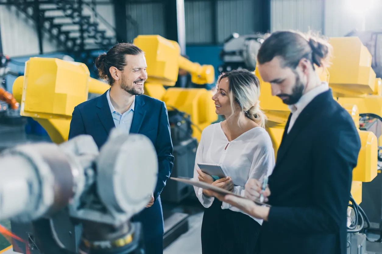 Vendedor técnico cerrando una venta con comprador industrial