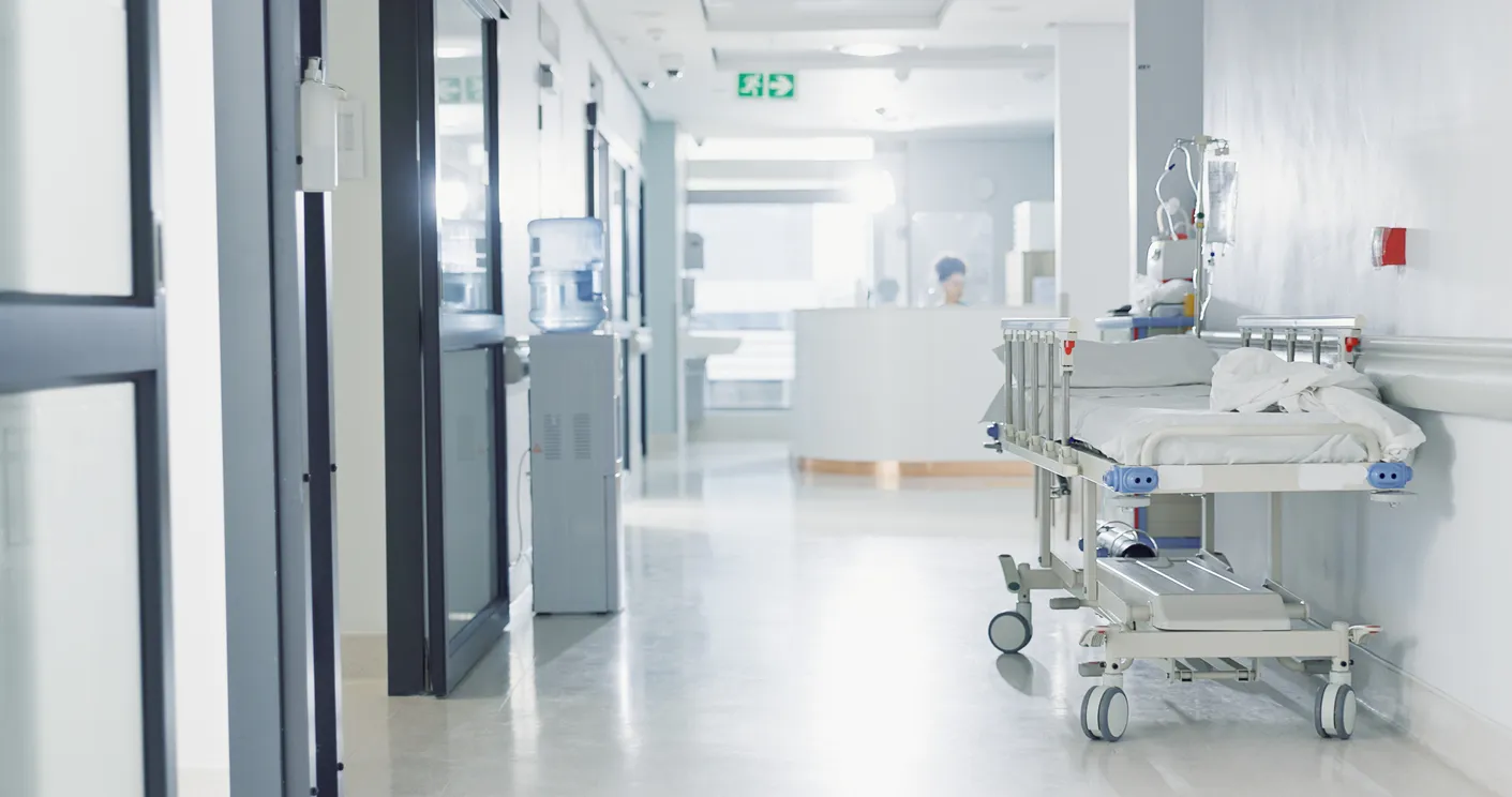 Hospital, sanitario y médico con un pasillo vacío para el bienestar, la atención o el tratamiento y el control de enfermedade