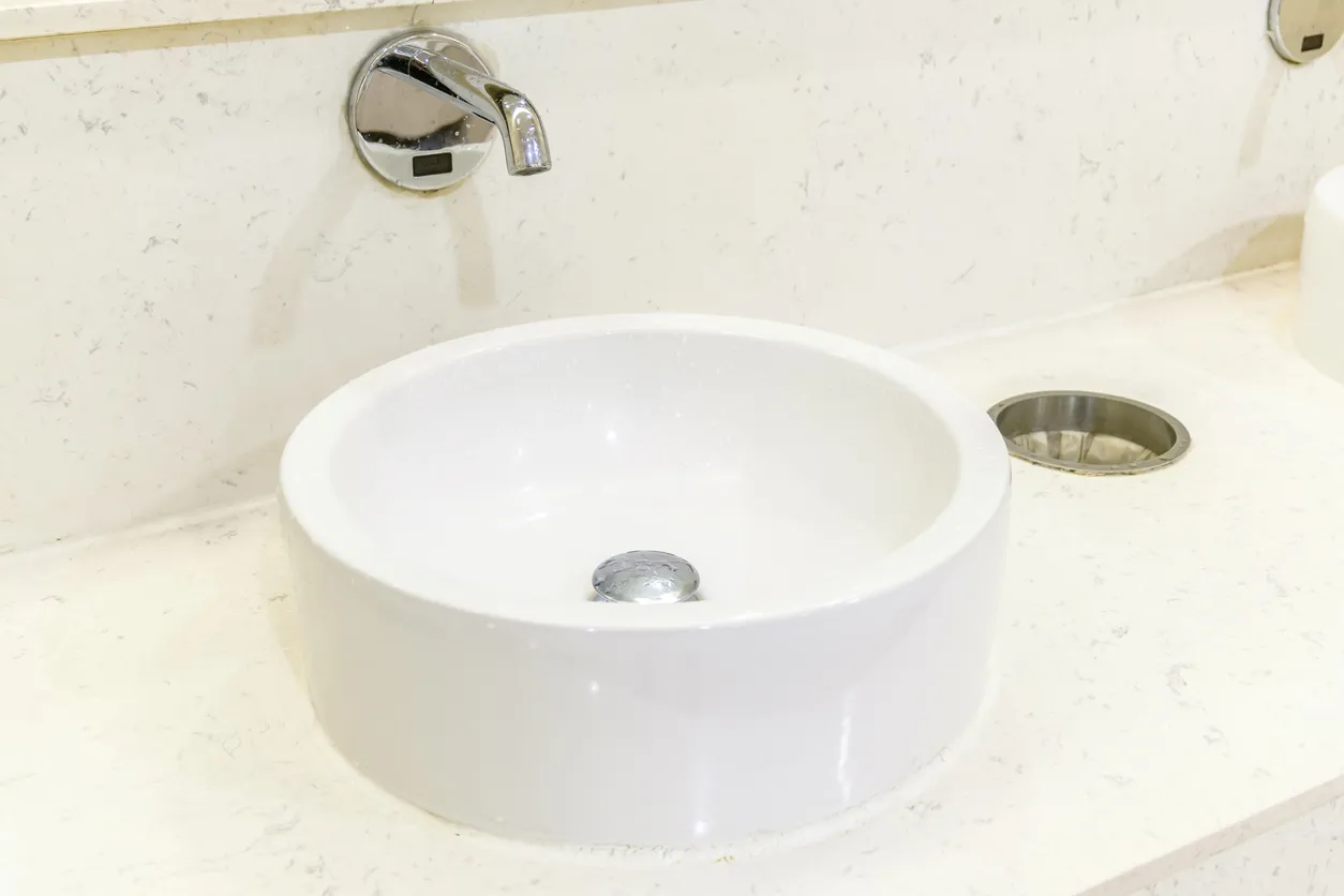 lavabo del baño en color blanco 