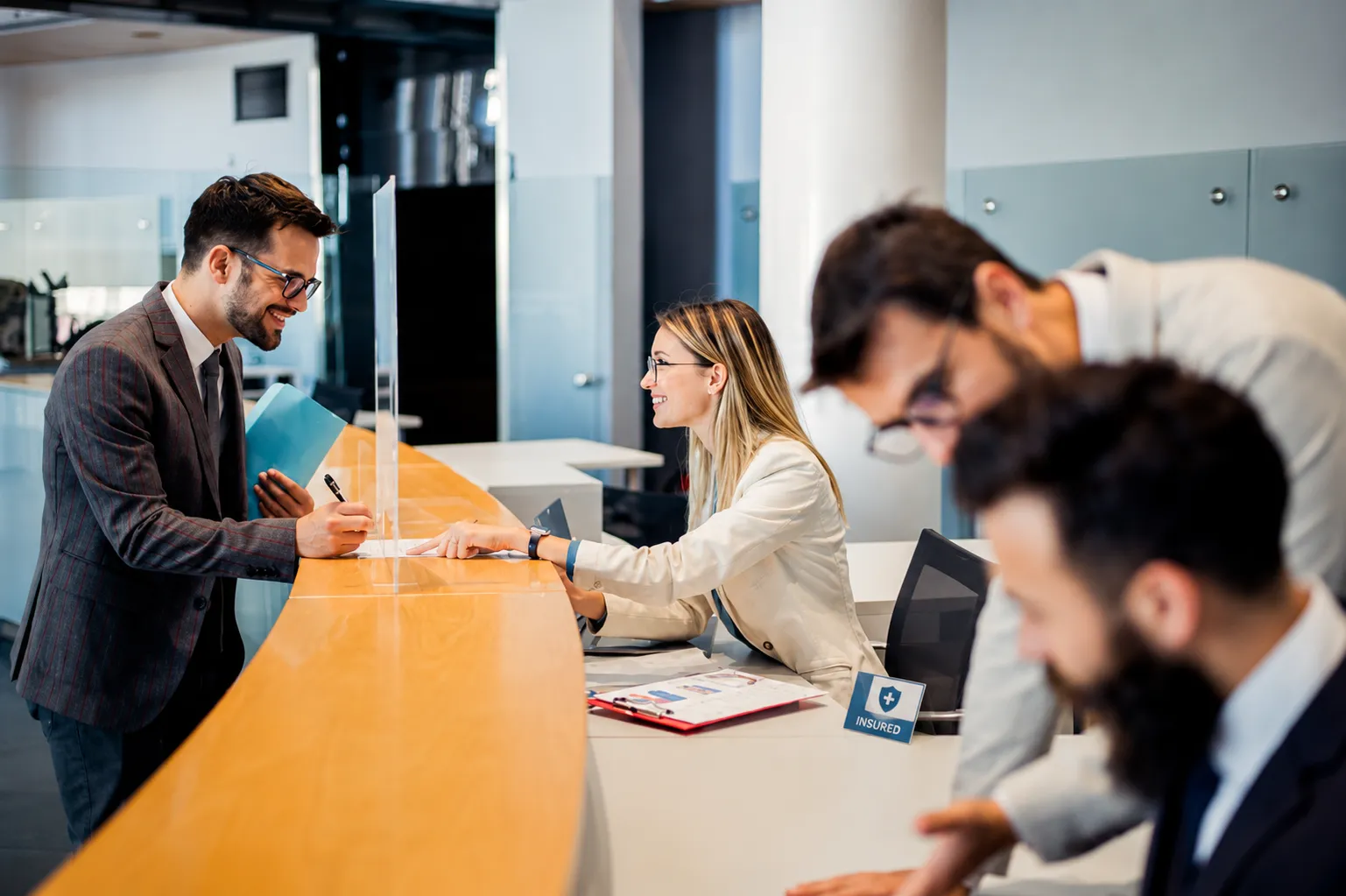 Recepción moderna en oficina profesional
