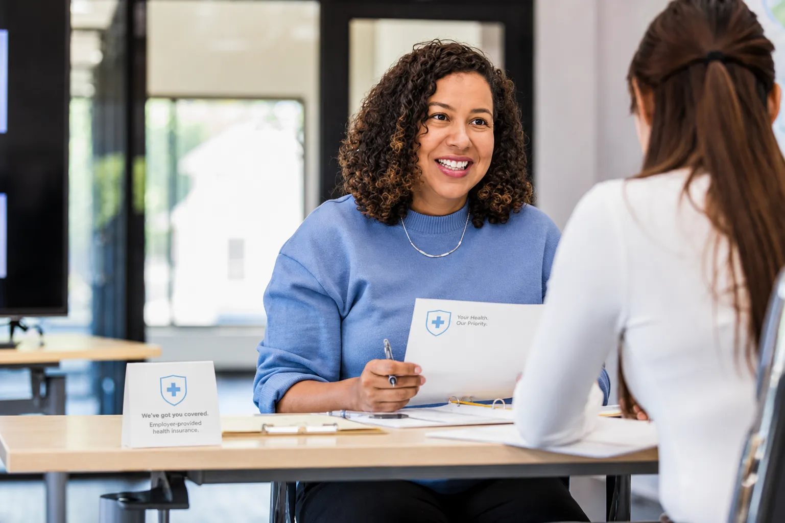 Consulta de trabajo en oficina moderna