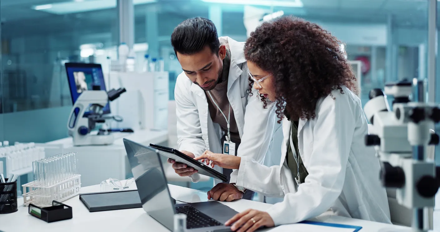 jovenes en laboratorio analizando pruebas