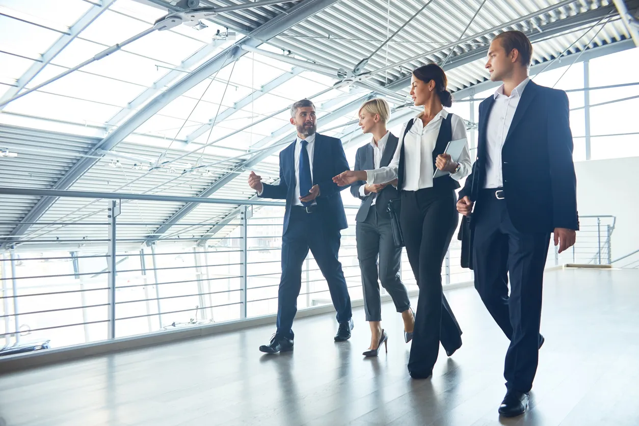 Equipo de gestión seguros hablando mientras camina