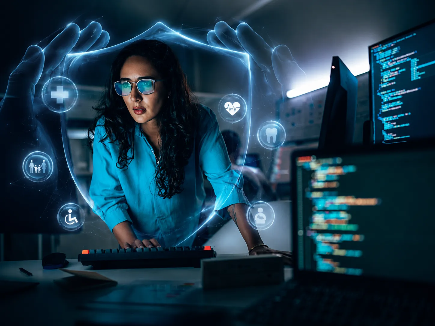 Desarrolladora de software hispana codificando por la noche en la oficin