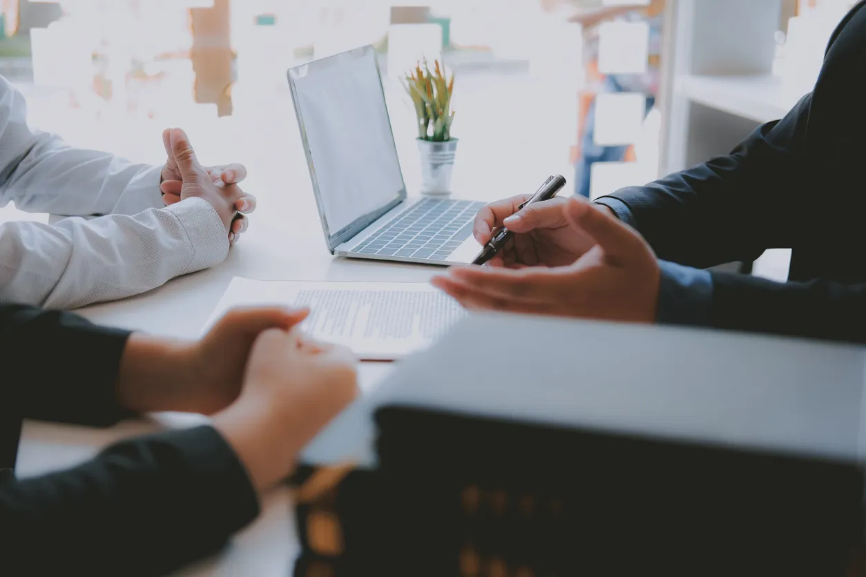 Abogado corredor de seguros de consultoría dando asesoramiento legal 