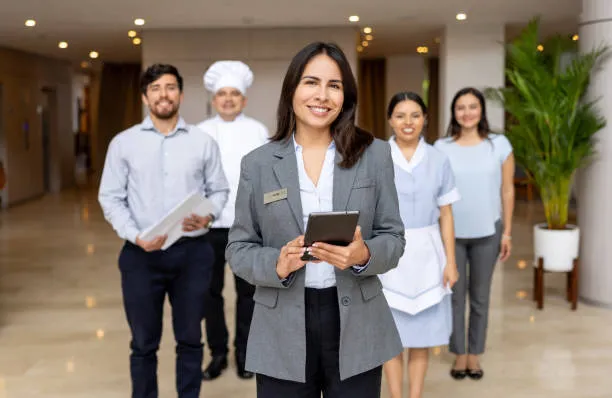 colaboradores de hotel sonriendo vista frontal