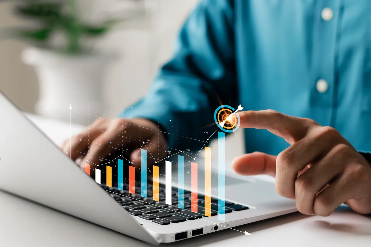 mpresario que analiza el balance financiero de la empresa trabajando con gráficos digitales