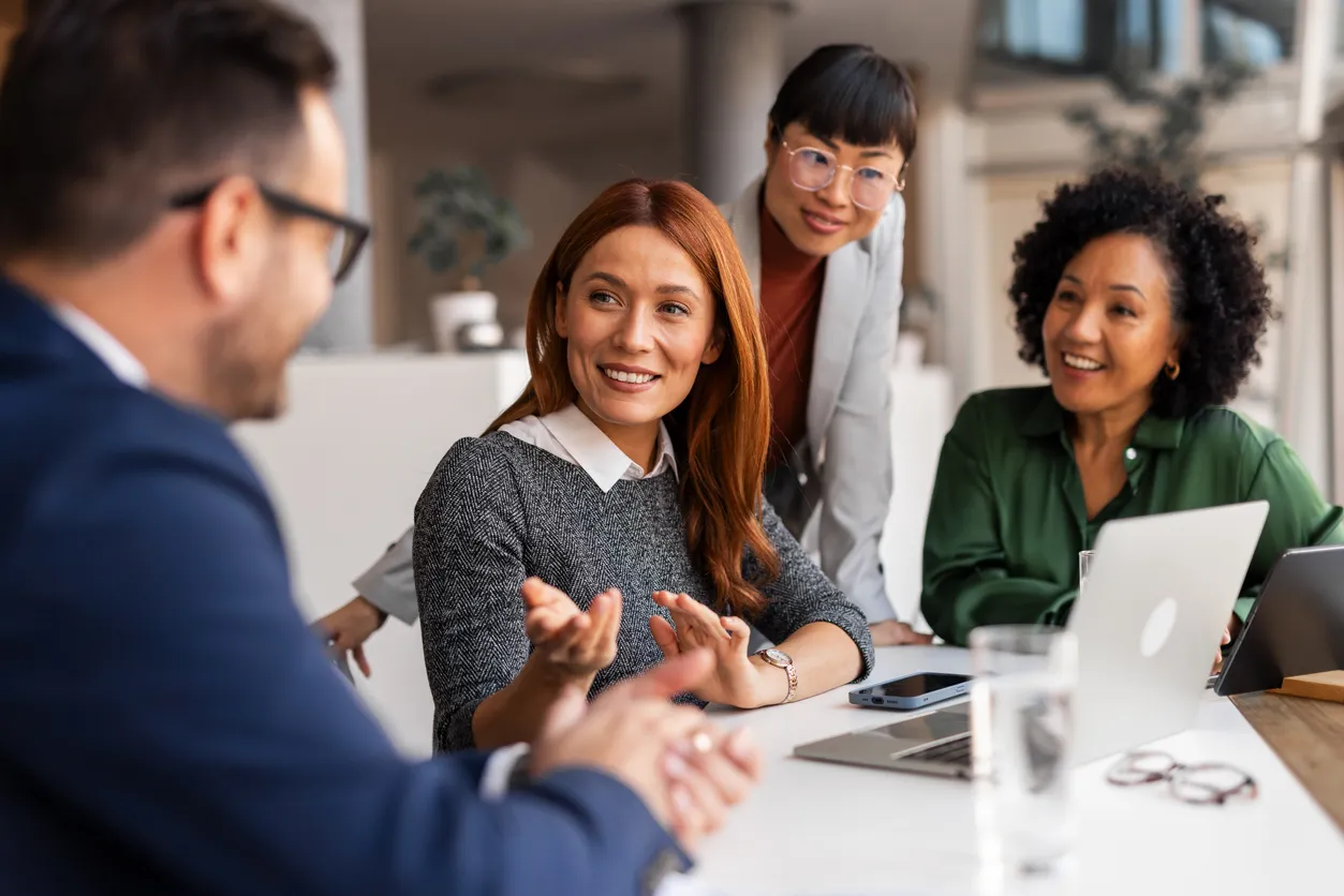 Reunión de equipo profesional entre entusiastas compañeros de trabajo de oficina 