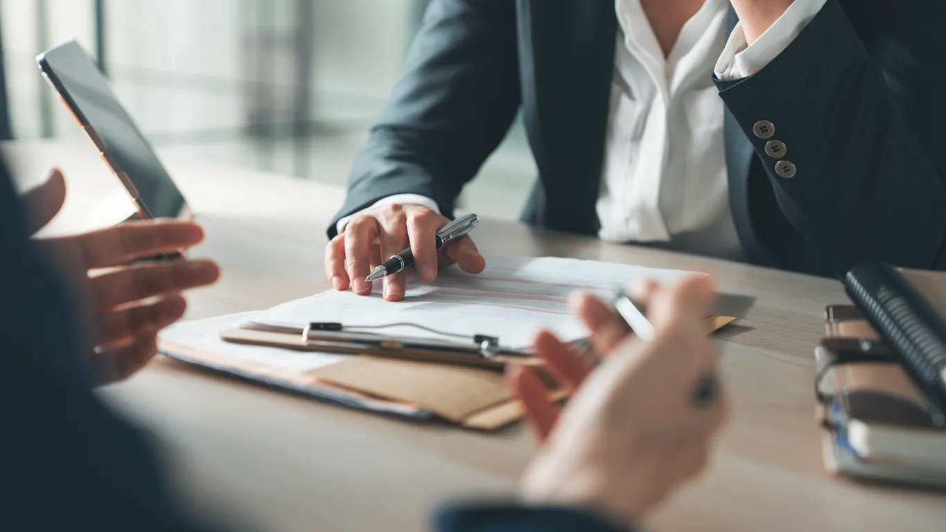 Negocio, gente de negocios y concepto de estilo de vida de oficina