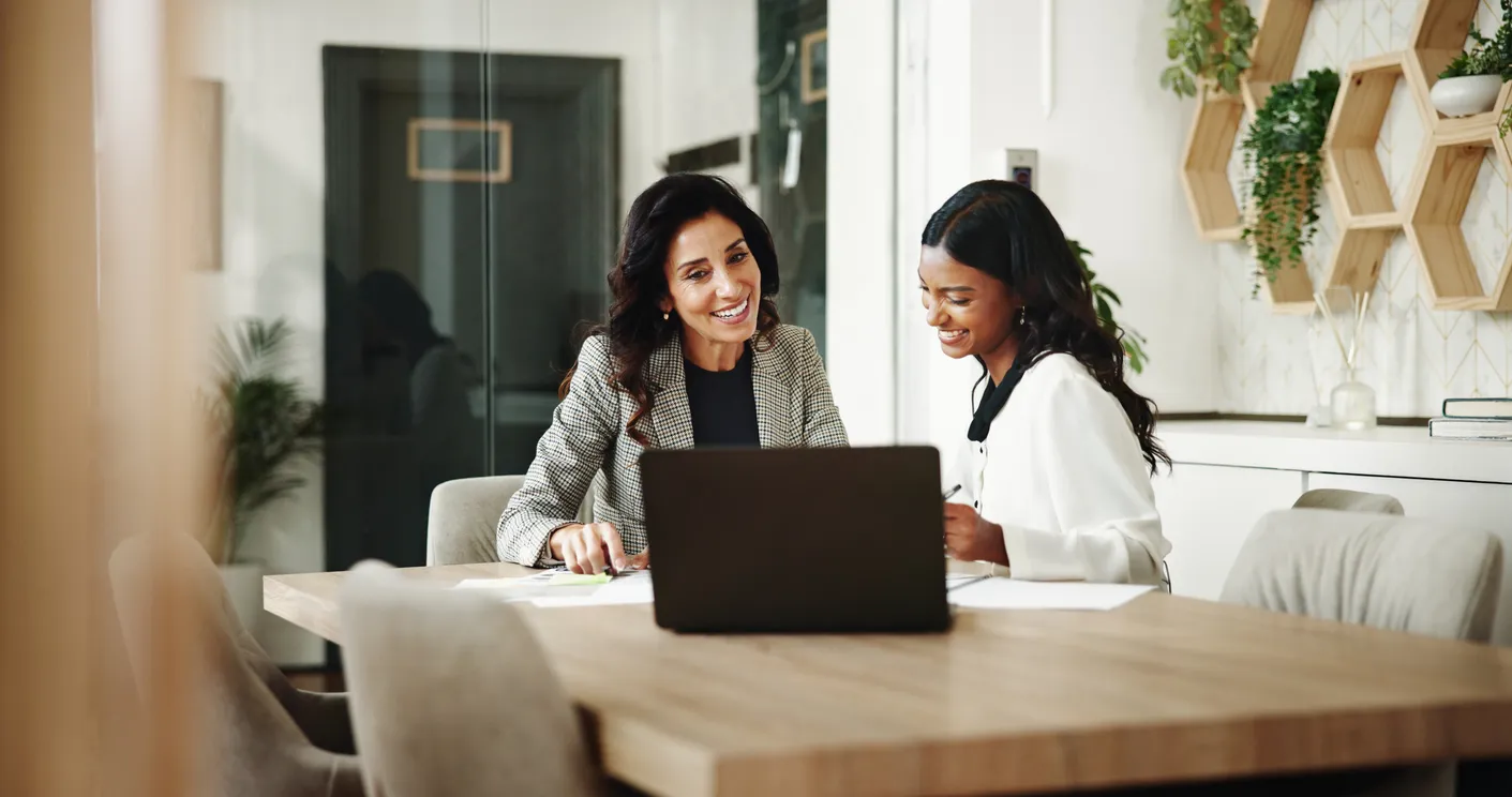 Reunión, mujeres y empresarios con computadora portátil en la oficina, proyecto de inversión y discusión. 