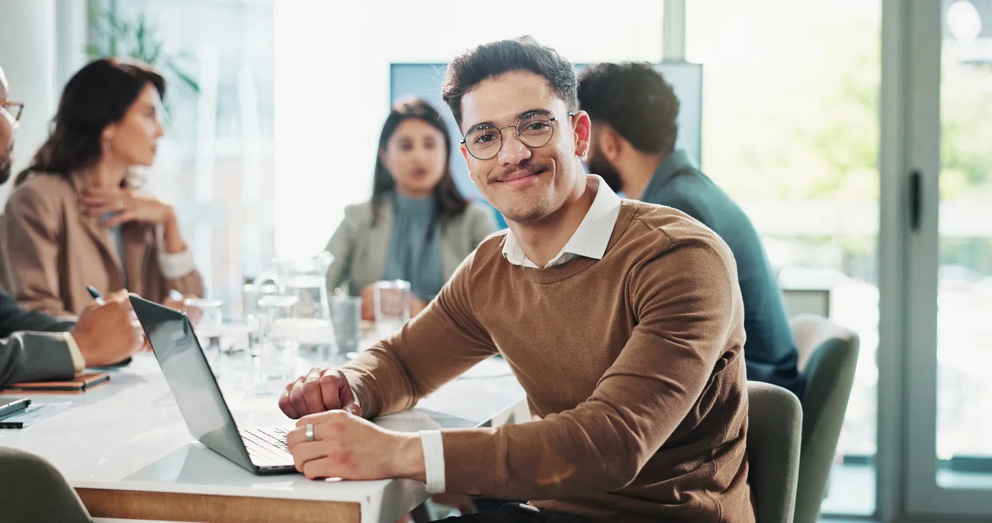 Hombre de negocios, retrato y computadora portátil en reunión con la investigación del sitio web