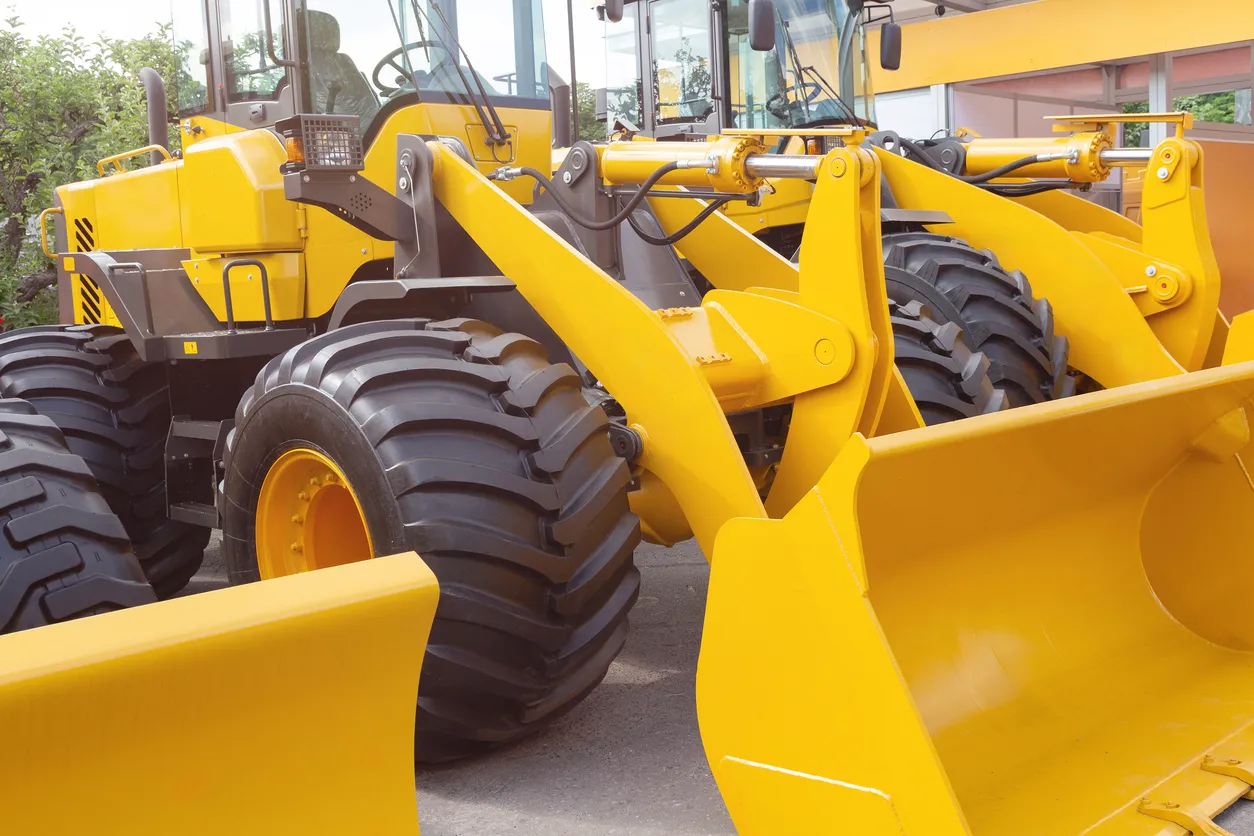 Stands de equipos de construcción nuevos en el recinto ferial 