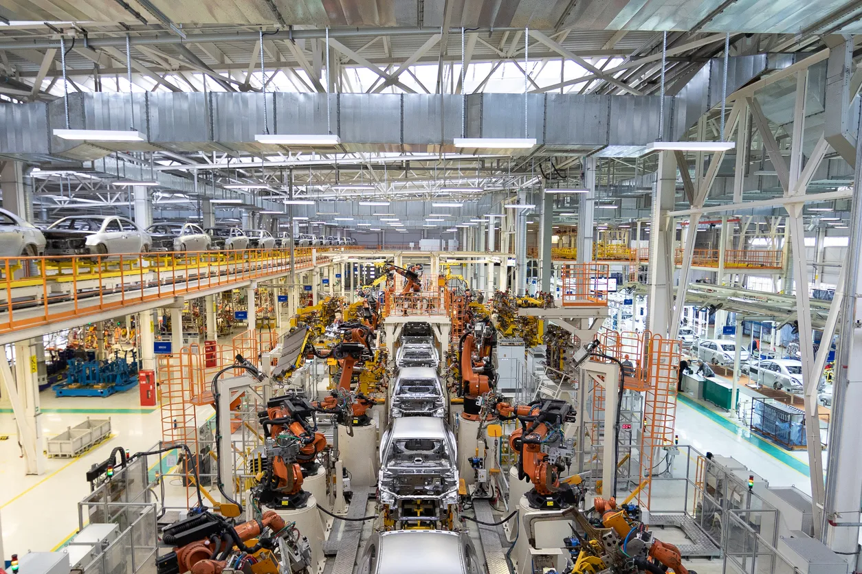 Cuerpo de coche transportador moderno montaje de coches en la planta. proceso de generación automatizada de la carrocería
