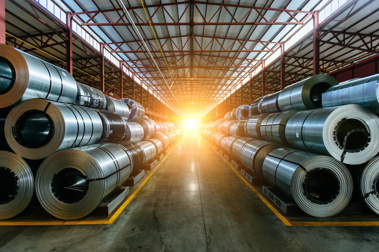Bobinas de chapa de acero galvanizado en fábrica metalúrgica 