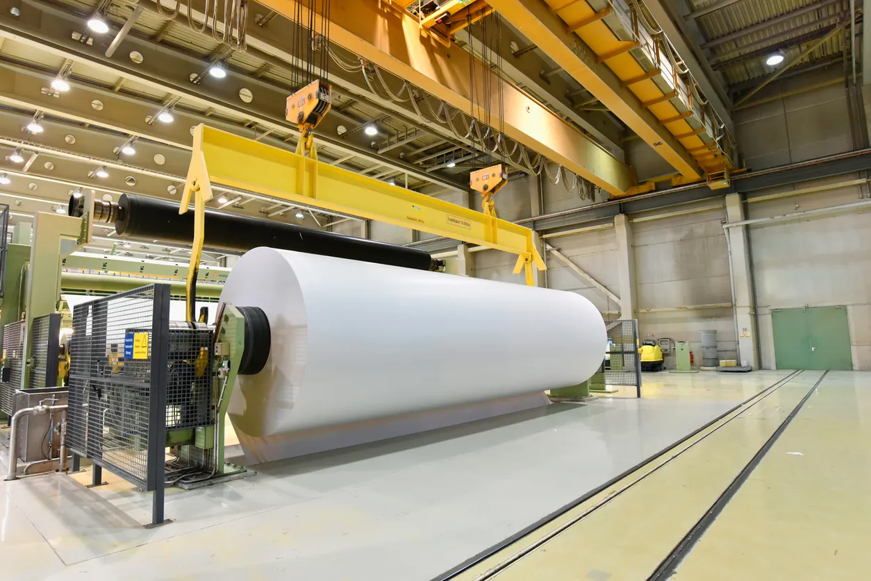 Fábrica de papel: producción de rollos de papel para la industria de la impresión - rollos de papel en una fábrica
