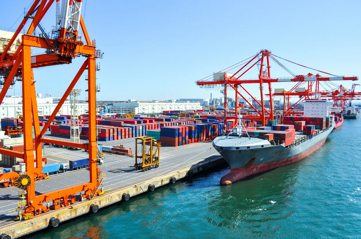 Barco de contenedores en el puerto de terminal de contenedores. 