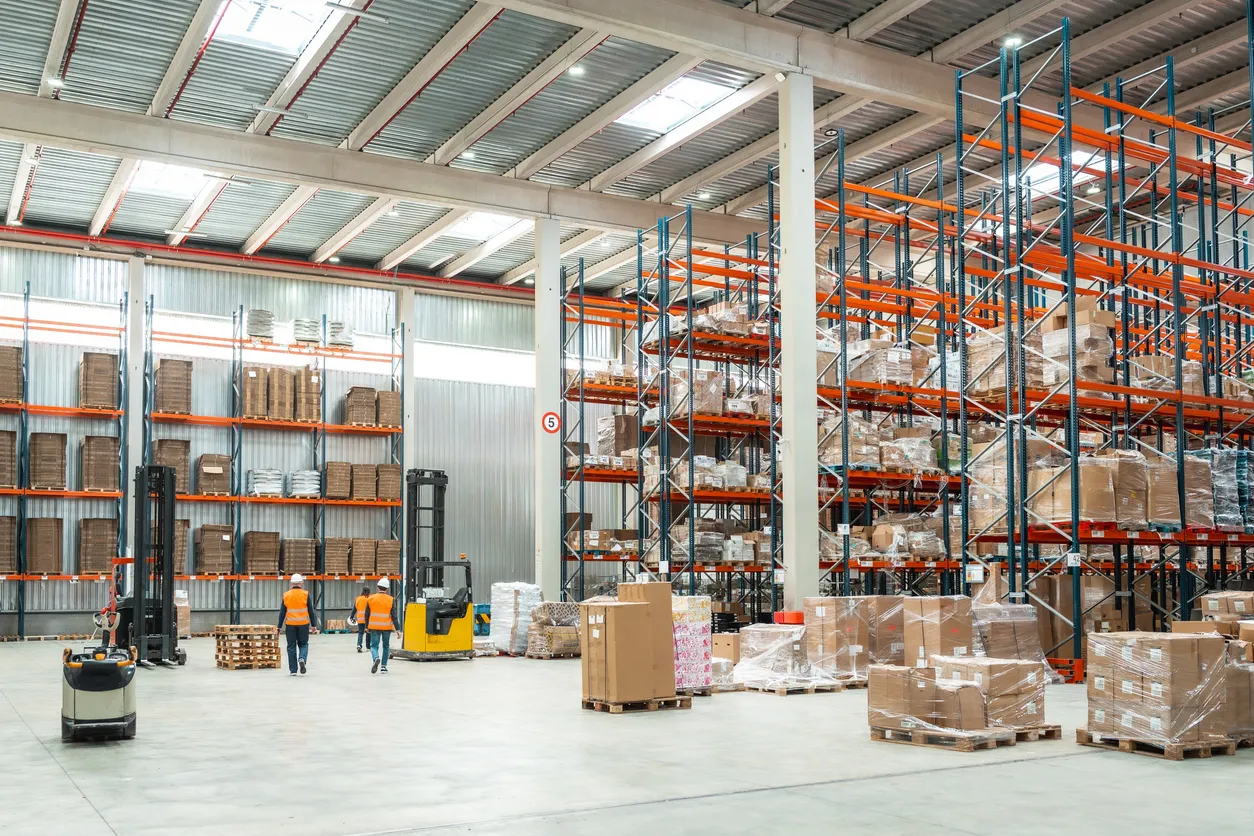 Especialistas en logística que trabajan en almacenes de distribución 