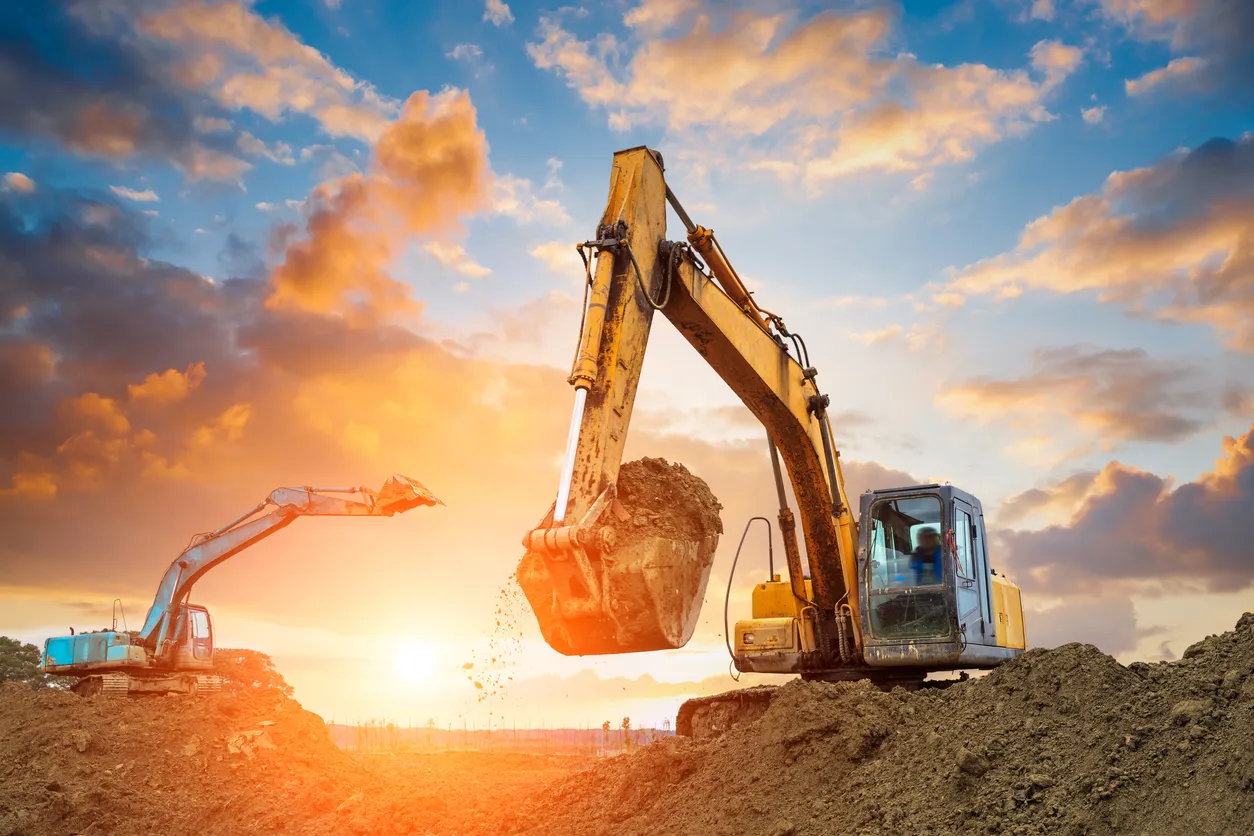 Excavadora en construcción en el cielo al atardecer 