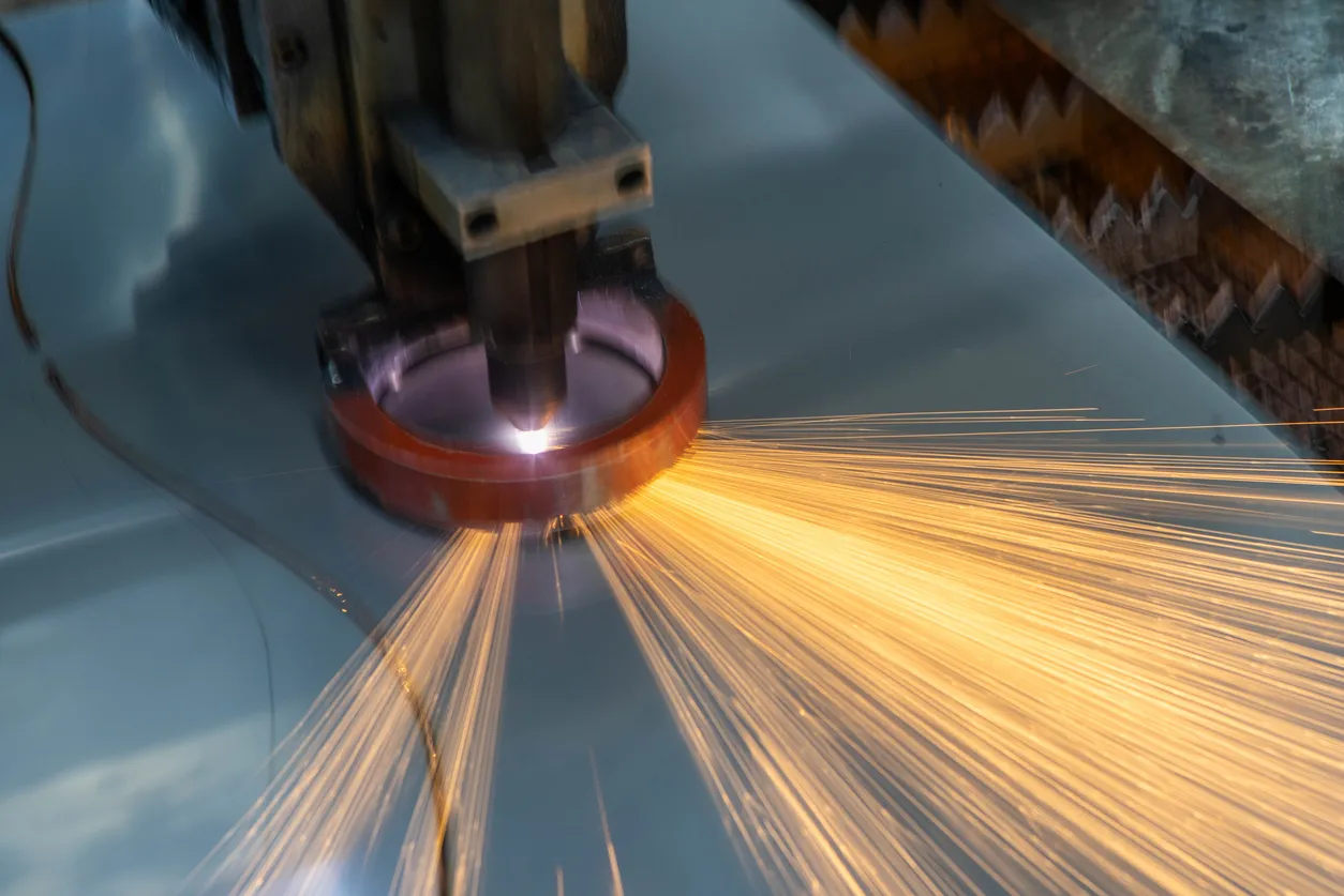 Corte de metal por plasma. Saltan chispas del láser