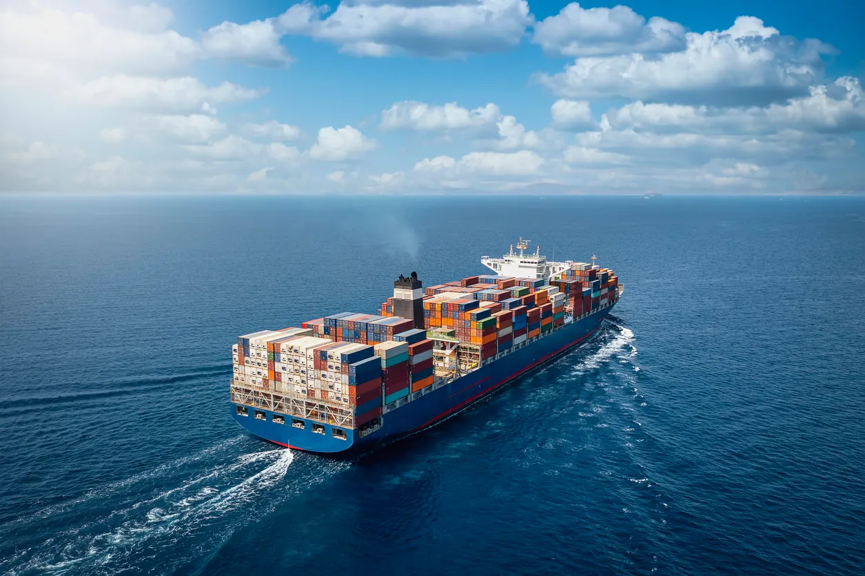 Un gran buque de carga portacontenedores en movimiento
