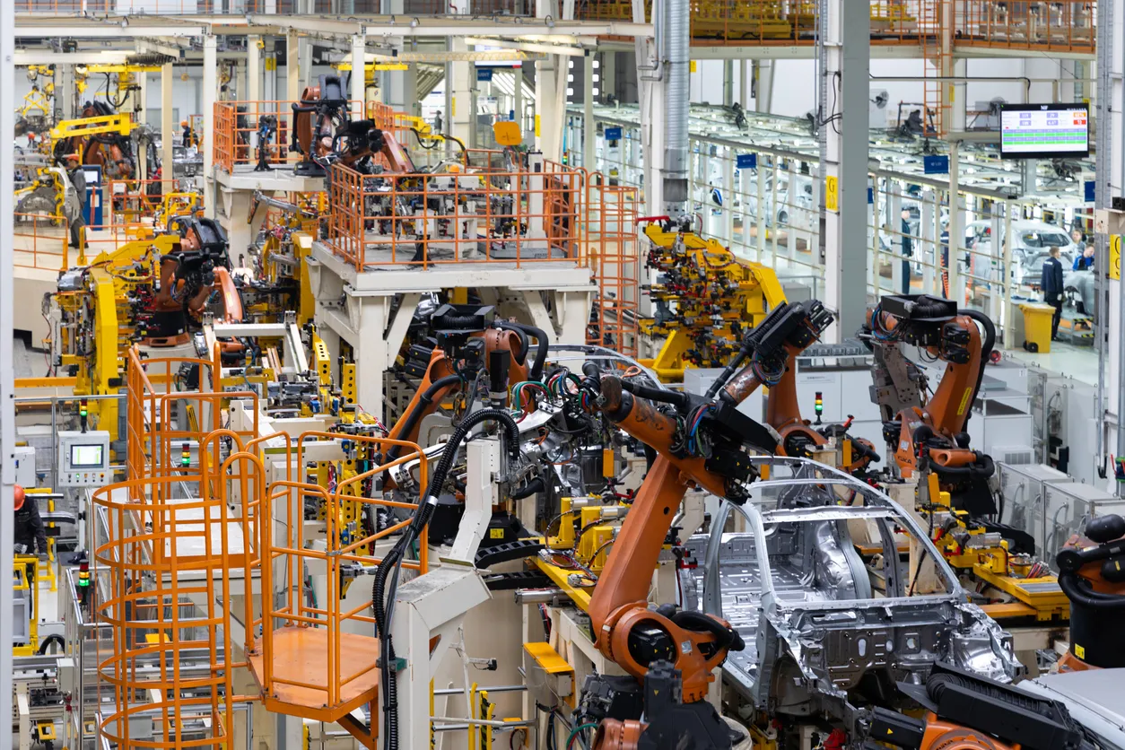 Las carrocerías de los automóviles están en la línea de montaje.