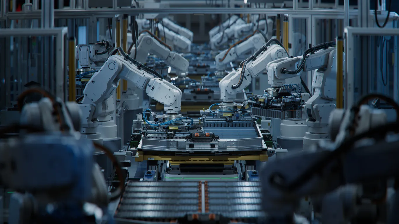 Fila de brazos robóticos blancos en la línea de producción automatizada de la fábrica
