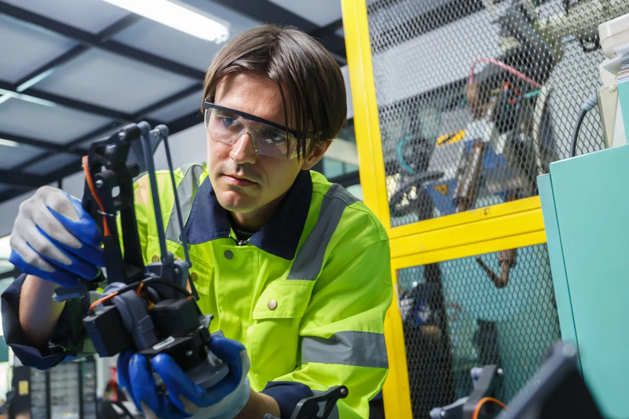 Los estudiantes de ingeniería de máquinas de automatización estudian y controlan la inspección de la máquina