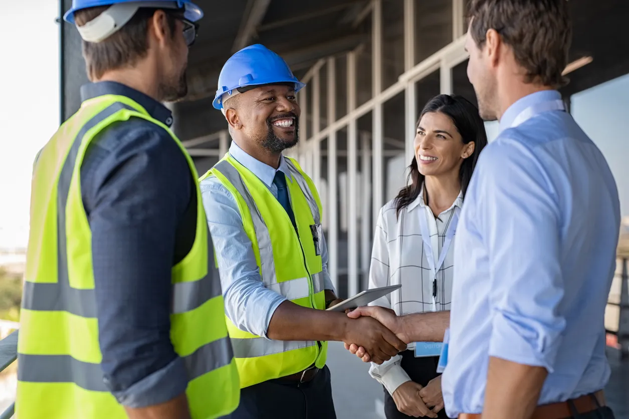 Apretón de manos de ingeniero y empresario en la obra 