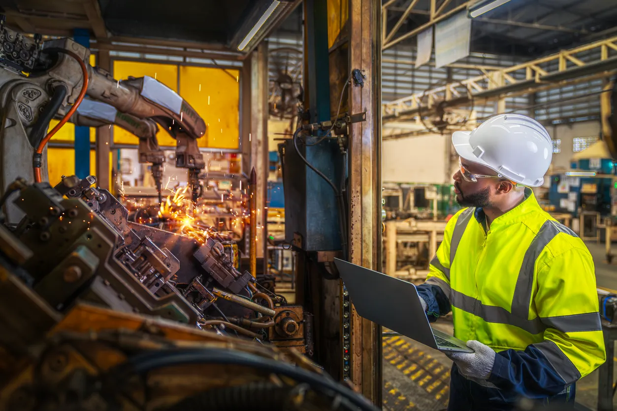 Trabajador afroamericano que trabaja en una antigua fábrica de los Estados Unidos 
