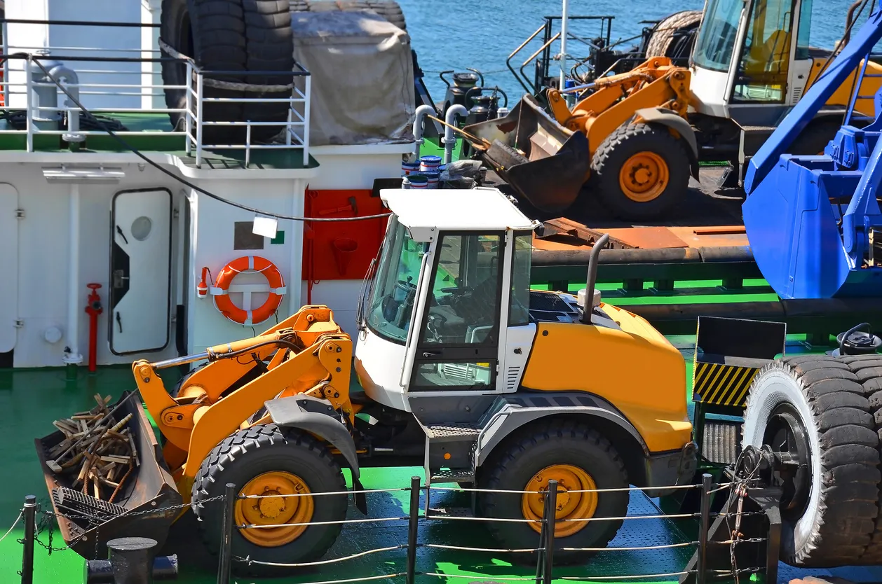 Bulldozer en la cubierta de la nave
