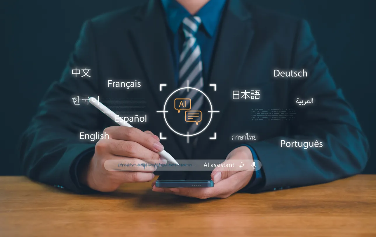 Concepto de traducción de idiomas con IA con profesionales empresariales usando smartphone,