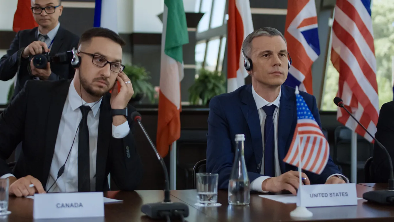 Miembros de la Cumbre Internacional en auriculares 