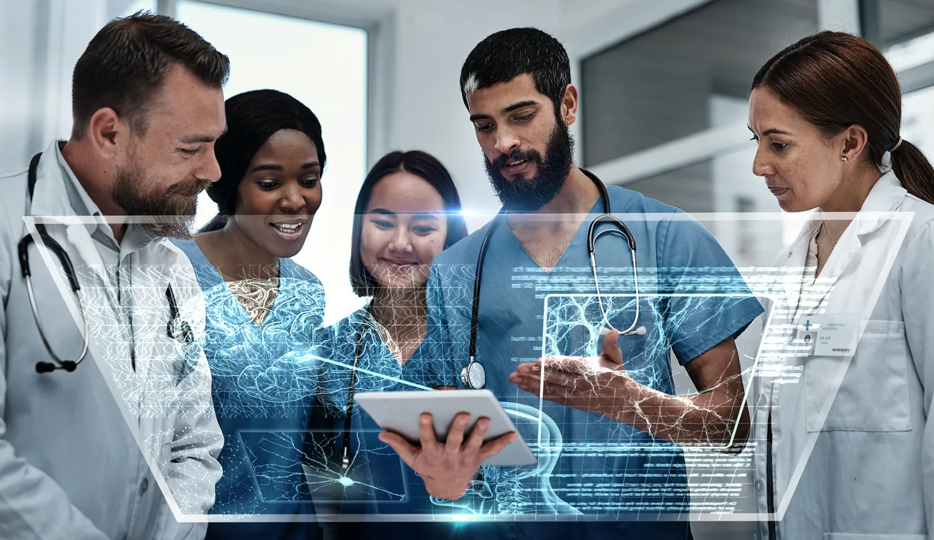 Tableta, investigación o médicos con superposición de holograma 3D futurista para anatomía corporal 