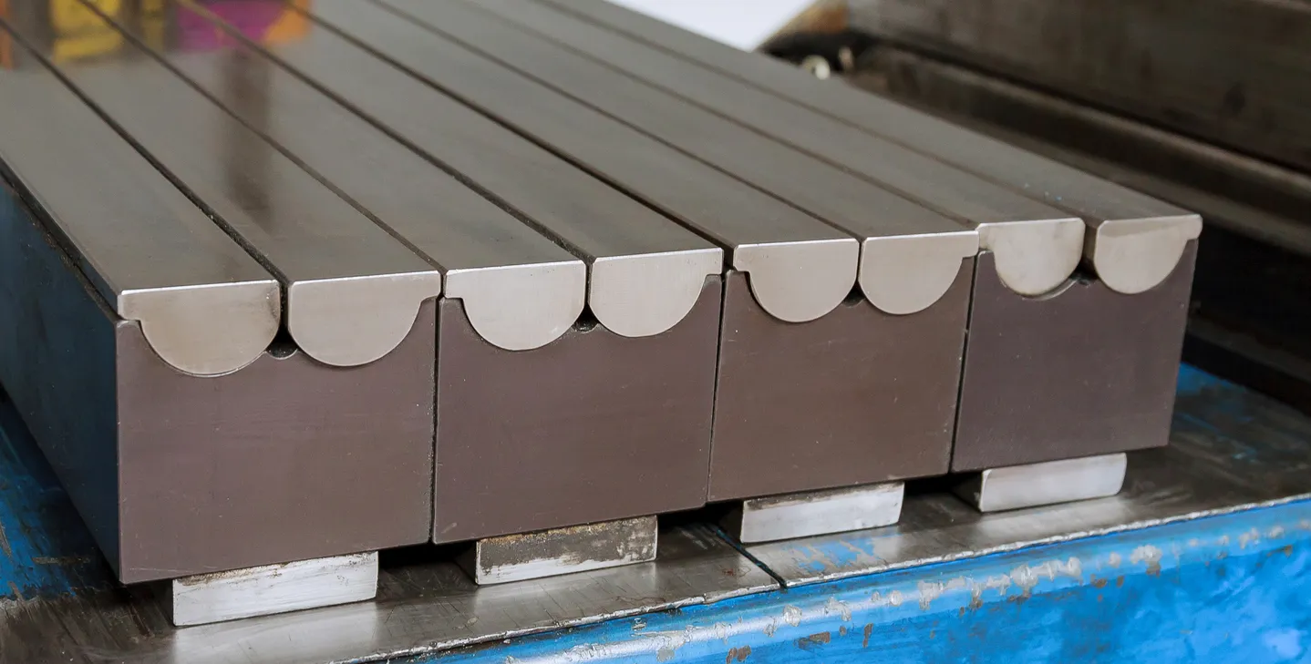 Herramientas y equipos para doblado de chapa metálica. Máquina dobladora especial, molde de conformación, punzón y matriz.