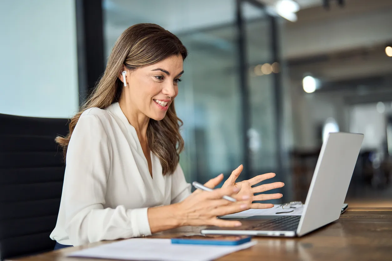 Feliz gerente de recursos humanos femenina madura profesional que tiene entrevista de trabajo en línea