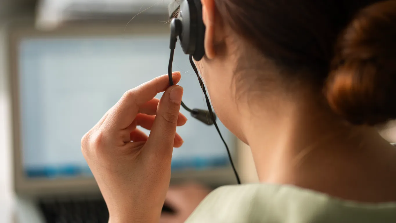 Mujer trabajando en un call center