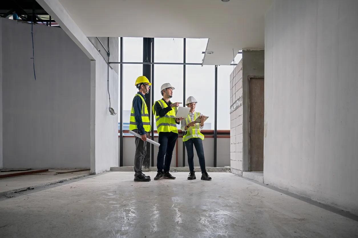 Ingeniero, arquitecto y supervisor de construcción Use la tableta para registrar información mientras inspecciona los trabajo