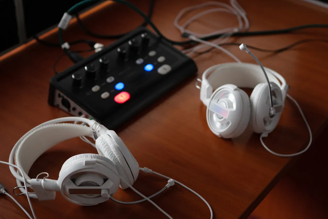 Auriculares y equipos de audio mezclador para traducción simultánea. 