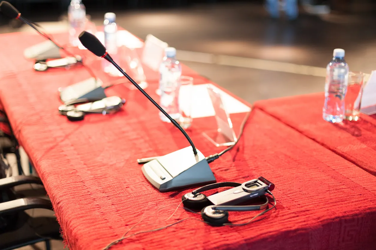 Mesa de conferencias 
