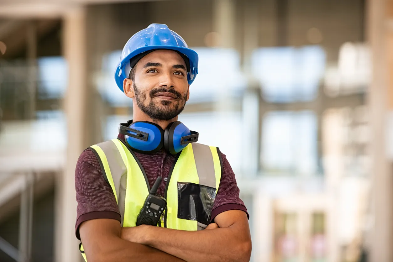 Pensamiento exitoso del trabajador del sitio de construcción