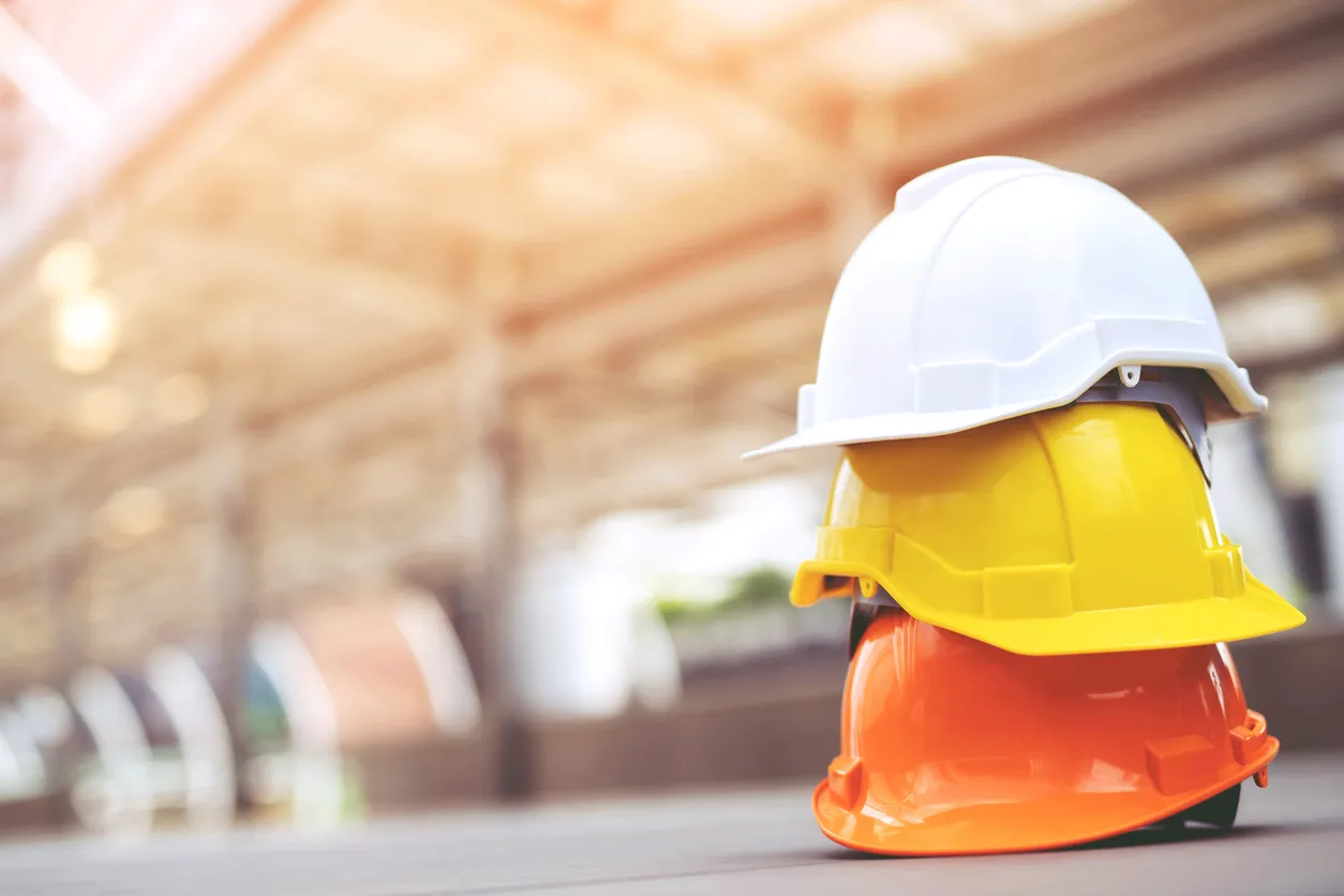 Amarillo anaranjado y blanco duro seguro usar casco sombrero en el proyecto en la construcción de la construcción